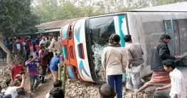 পিকআপকে সাইড দিতে গিয়ে বাস উল্টে নিহত ১, আহত ২০