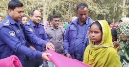 দিনাজপুরে অগ্নিকাণ্ডে ক্ষতিগ্রস্তদের পাশে পুলিশ