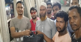 কুড়িয়ে পাওয়া পৌনে ৪ লাখ টাকা ফেরত দিলেন ইজিবাইক শ্রমিক ছটু