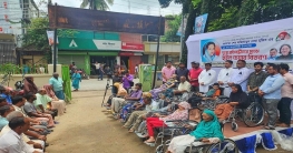 যুবলীগের উদ্যোগে প্রতিবন্ধীদের মাঝে হুইল চেয়ার বিতরণ