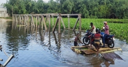 ফুলবাড়ীতে ভেলায় চড়ে সেতু পার!     