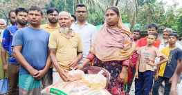 রংপুরে অগ্নিকাণ্ডে ক্ষতিগ্রস্তদের পাশে ছাত্রলীগ সভাপতি