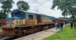 আরেকটি রিলিফ ট্রেন যাচ্ছে ফেনীর ফাজিলপুরে